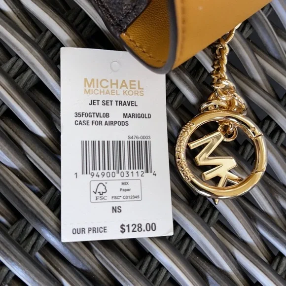 Michael Kors Jet Set Travel AirPod Case - Picture 8 of 16